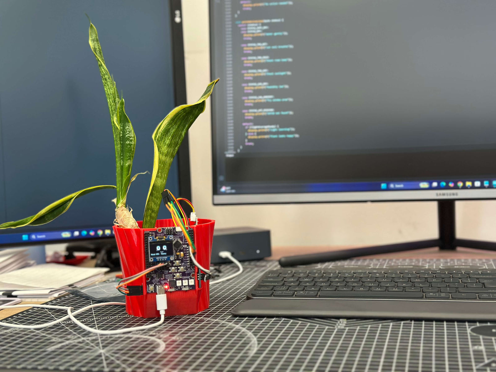 Smart Plant Monitor: A Kypruino Plant Pot That Shows How Your Plant Feels